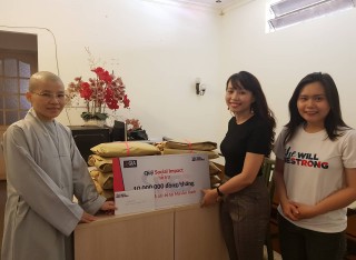 Quỹ She Will Be Strong Social Impact đã tới thăm trao quà và quỹ hỗ trợ tài chính hàng tháng đến Mái Ấm Xanh của sư cô Chúc Từ.