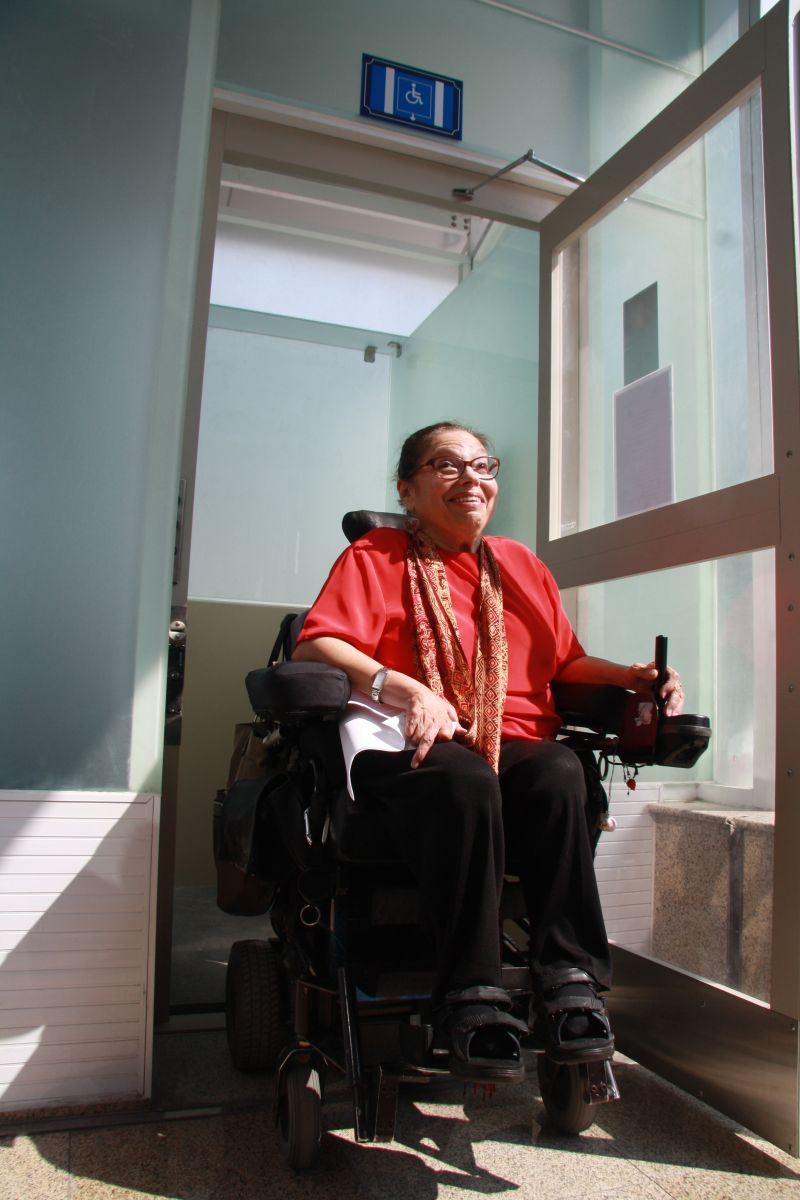 Bà Judith Heumann đang trải nghiệm thang máy dành cho người khuyết tật tại phố đi bộ Nguyễn Huệ (TP.HCM)